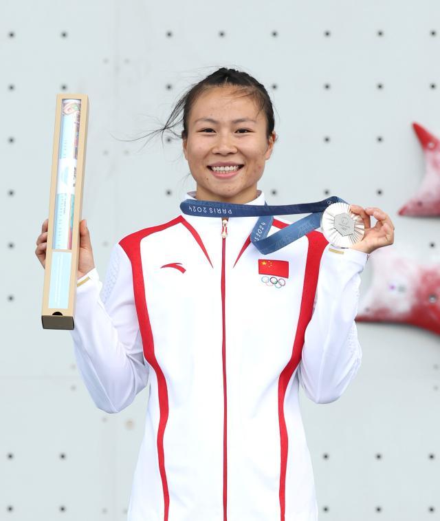 巴黎奥运会丨攀岩——女子速度赛：中国选手邓丽娟获得银牌XxjpseC010290_20240807_MVPFN0A001.jpg