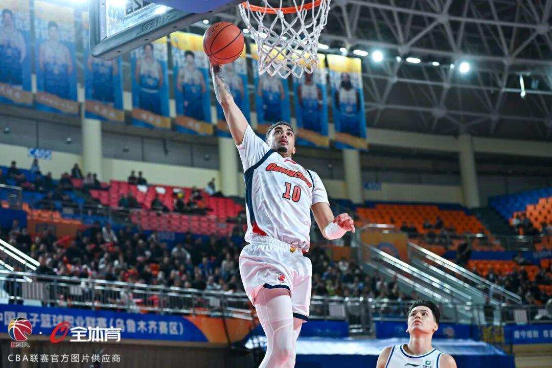 开云-下半场进攻乏力,华南虎客场憾负新疆
